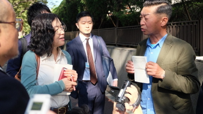 東京地裁前で報道陣の取材を受ける杉本さん　筆者撮影