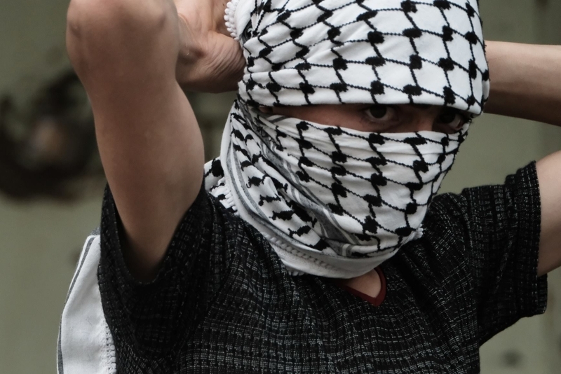 入植地への抗議へ向かうパレスチナ人の少年　筆者撮影　2018年　ヘブロンにて
