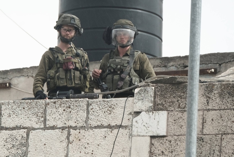 入植地を警護するイスラエル兵　筆者撮影　2018年　ヘブロンにて