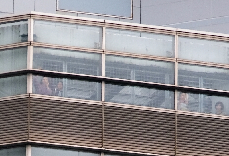 東京入管の窓から顔をのぞかせる女性被収容者達　筆者撮影