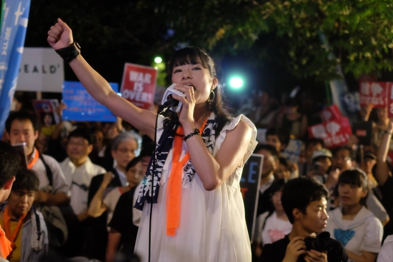 安保法制に反対するデモでコールする菱山さん　2015年　筆者撮影