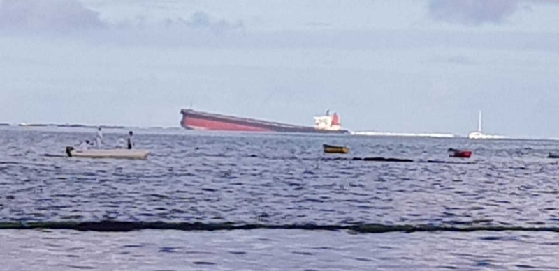 モーリシャス沖で座礁した「わかしお」　グリーンピース提供