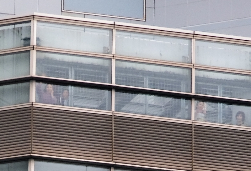 東京入管の窓から、支援者達に手をふる被収容者の人々　筆者撮影
