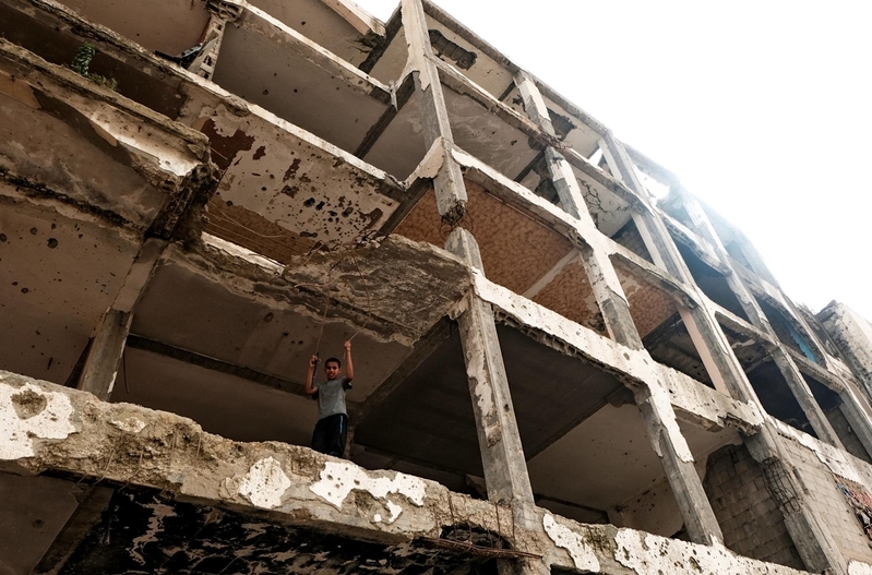 破壊された住居やインフラの復興は遅れている　ガザにて筆者撮影
