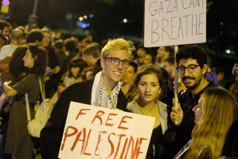 ガザの人々のためにデモを行うイスラエルの若者達　筆者撮影　無断使用禁止