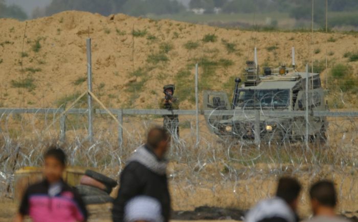 デモ参加者に銃を向けるイスラエル軍の兵士　ガザにて筆者撮影　無断使用禁止