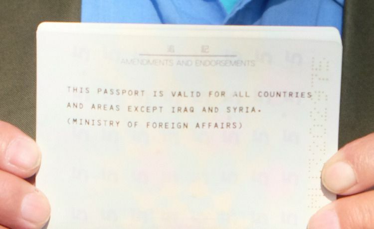 新たに発給された杉本さんのパスポートには「シリアとイラクに行くことはできない」と書かれていた　筆者撮影
