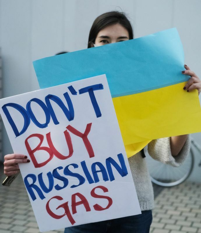 「ロシアの天然ガスを買わないで」と訴える在日ウクライナ人女性　筆者撮影