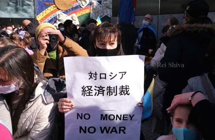 「お金が無ければ戦争もできない」と対ロシア経済制裁を求める在日ウクライナ人の女性 筆者撮影