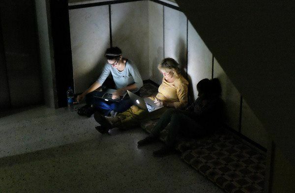 爆撃に備え、最も頑丈なホテル１階のエレベーターホールで夜をあかす記者達。2014 年パレスチナ自治区ガザにて  筆者撮影