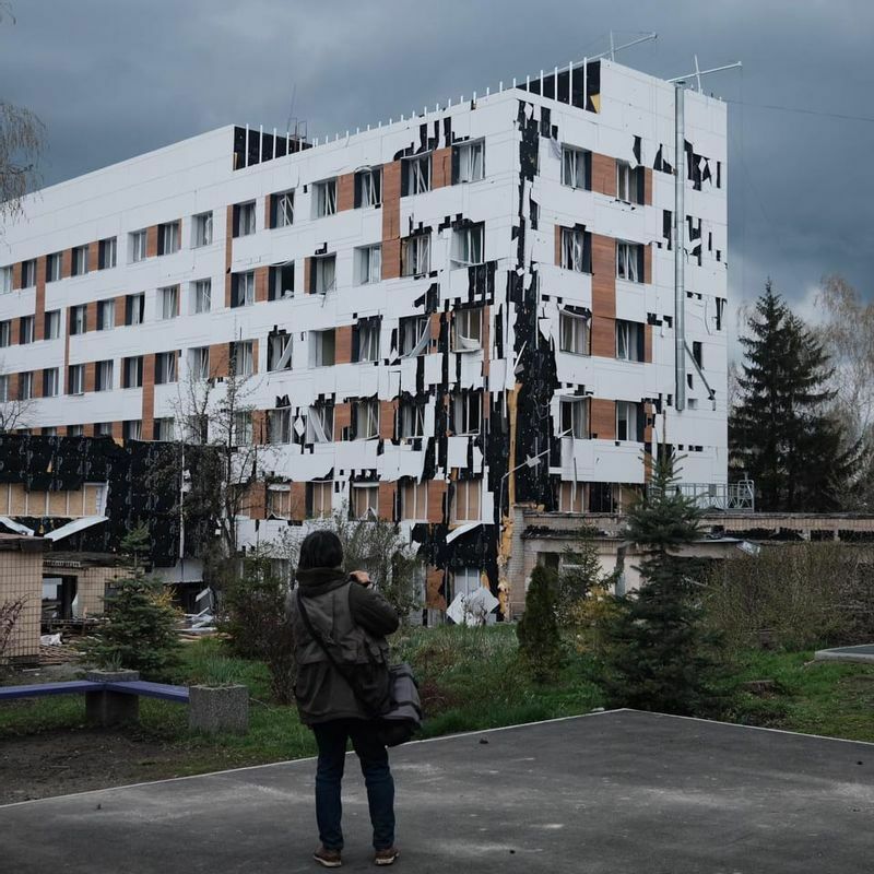 ハルキウで取材中の筆者　破壊された建物は小児病院　