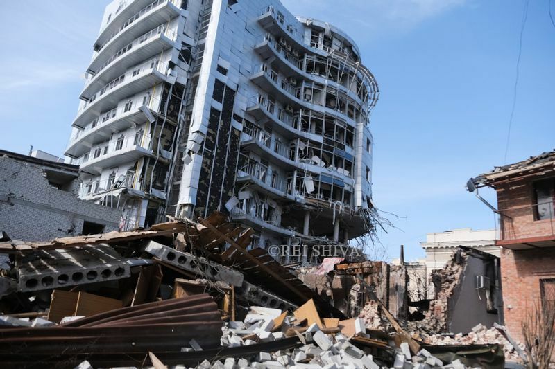 ロシア軍の攻撃で破壊された商業ビルと住宅　筆者撮影