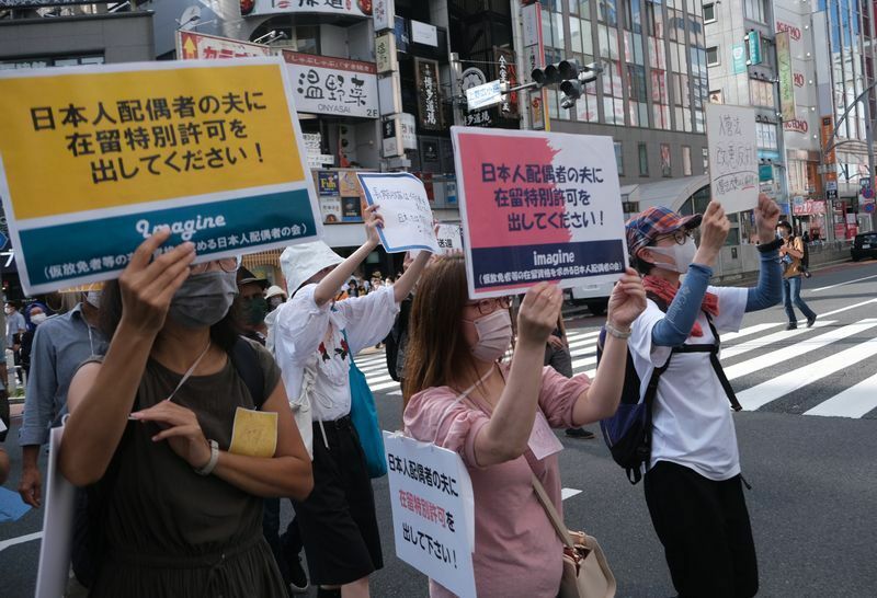 入管問題に対するデモで、配偶者の在留許可を求める日本人配偶者（写真手前の二人）　筆者撮影
