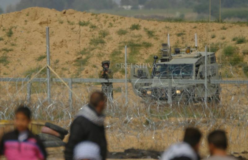 フェンス越しに撃ってくるイスラエル兵　筆者撮影