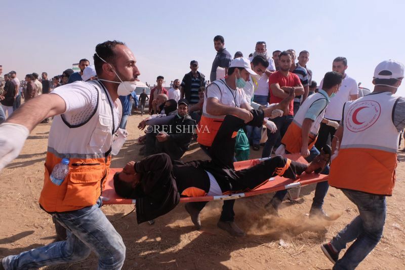 イスラエル軍に撃たれた負傷者を運ぶ医療従事者達　筆者撮影