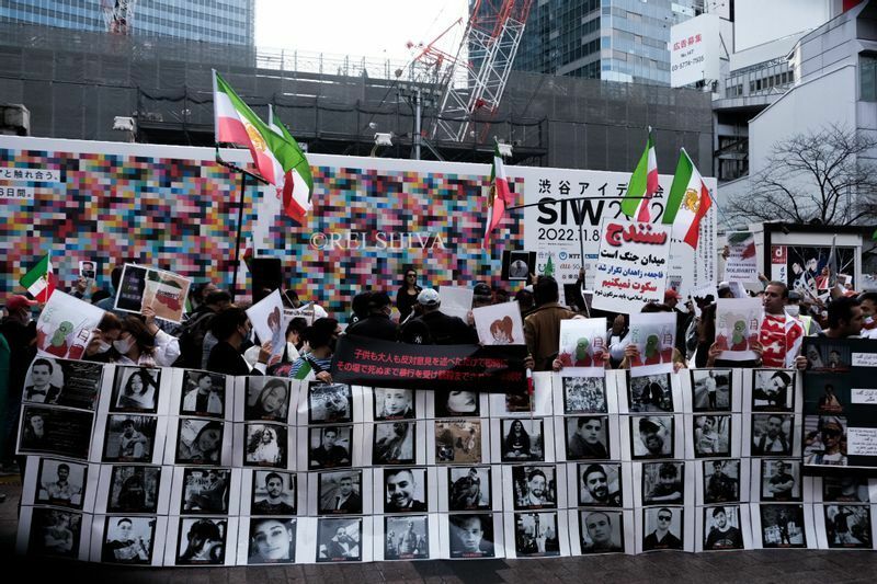 横断幕の顔写真はイラン当局の弾圧によって殺された現地抗議活動の参加者達　JR渋谷駅前で筆者撮影　