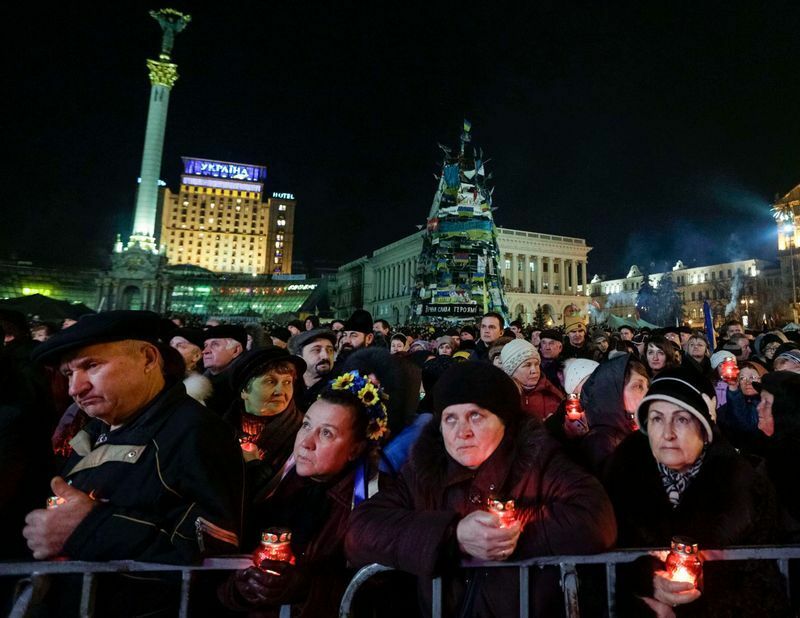 2014 年 2 月 26 日、ウクライナ首都キーウの独立広場で開かれた集会に参加する人々。この4日前、ヤヌコヴィッチ政権が倒された　