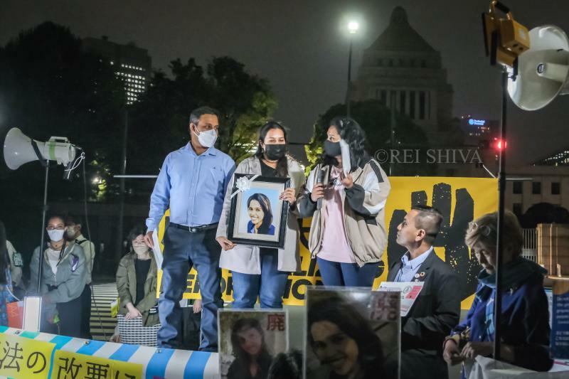 21日の集会には、一昨年3月に名古屋入管で死亡したスリランカ人女性ウィシュマ・サンダマリさんの遺族らも参加、「入管法改悪反対」を訴えた。
