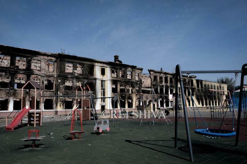 ロシア軍の攻撃で破壊された学校。ウクライナ北東部ハルキウで筆者撮影