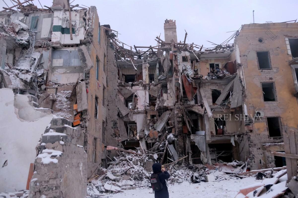 ロシア軍のミサイルで被害を受けた集合住宅　ウクライナ東部クラマトルスクにて　筆者撮影