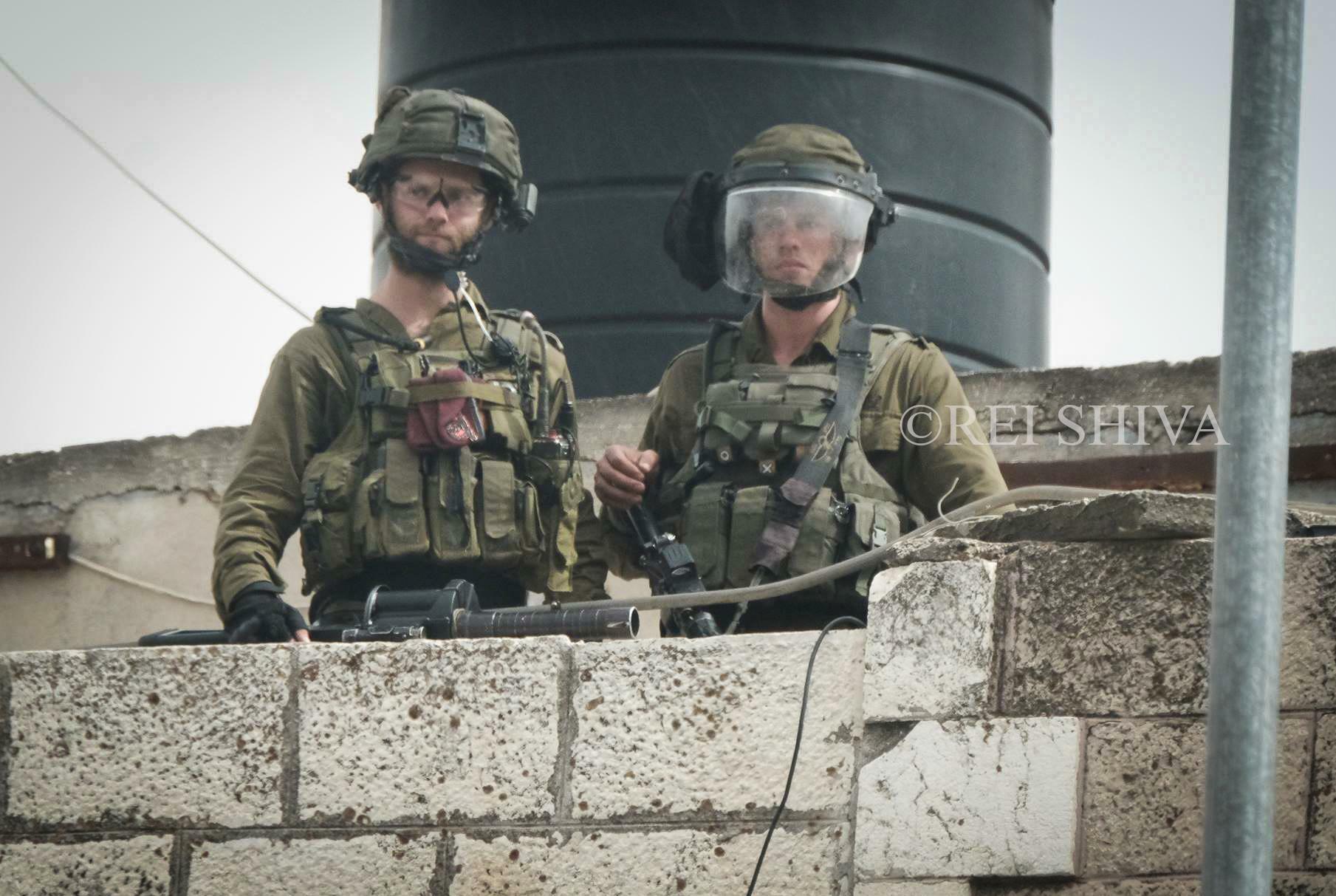 入植地を警備するイスラエル兵　ヨルダン川西岸ヘブロンにて筆者撮影