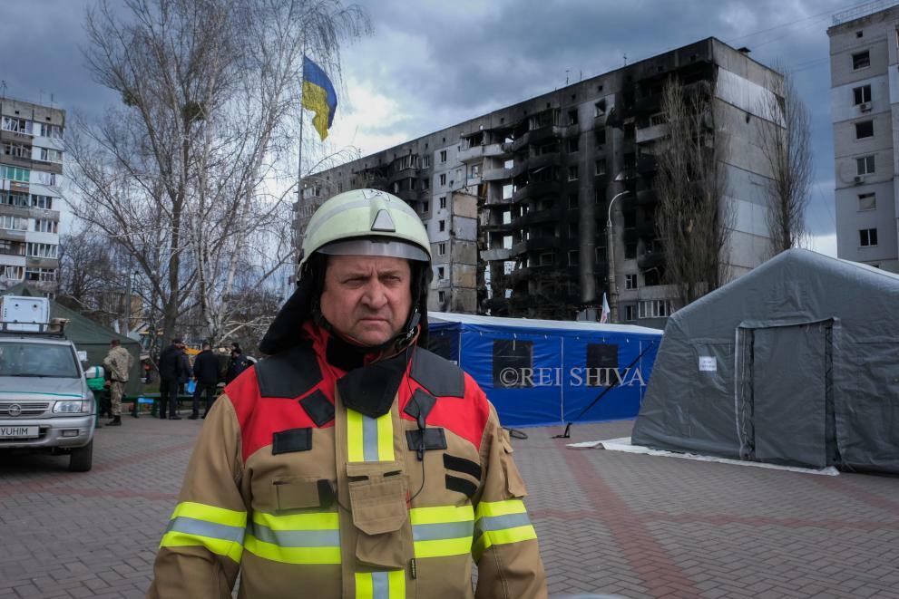 ロシア軍による攻撃を受けた集合住宅　消防士達が遺体回収作業を行っていた　ウクライナ中北部ボロディアンカで筆者撮影