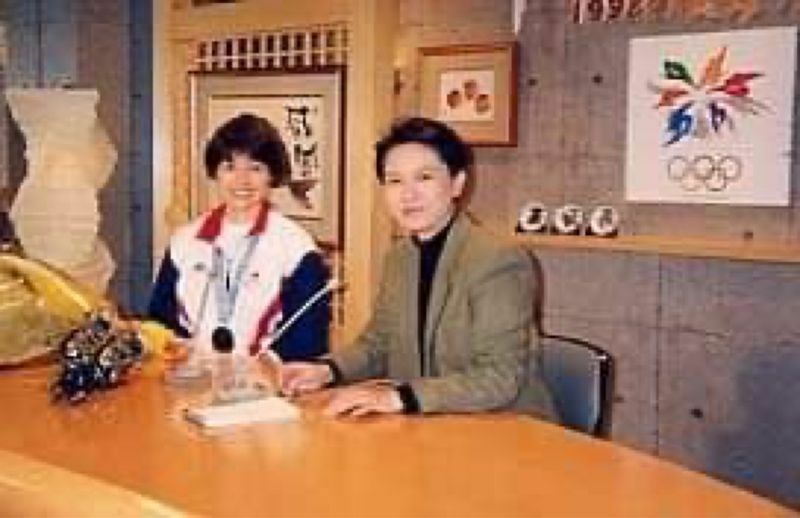 1998年　長野五輪スピードスケート銅メダリスト岡崎朋美さんとスタジオにて　本人提供