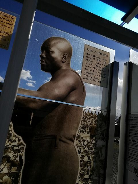 バス停の壁が、黒人初の世界ヘビー級チャンピオン、ジャック・ジョンソンとは乙である　撮影：著者　