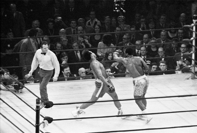 1971年3月8日、ニューヨーク、マジソン・スクエア・ガーデン。フレージャーは左フックでモハメド・アリからダウンを奪った