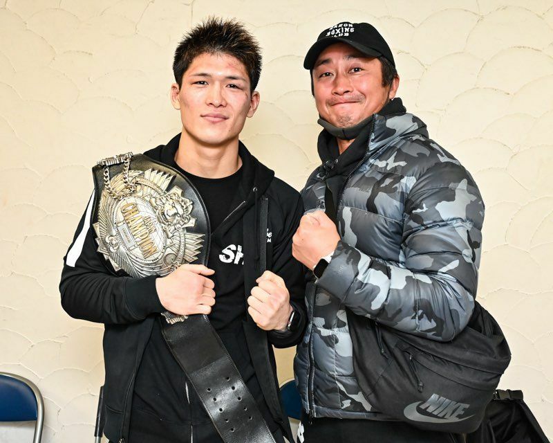 撮影：山口裕朗　　ライト級新チャンピオンと小林トレーナー
