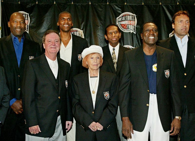 2003年にバスケットボール殿堂入りを果たしたロイド。後列右から2人目