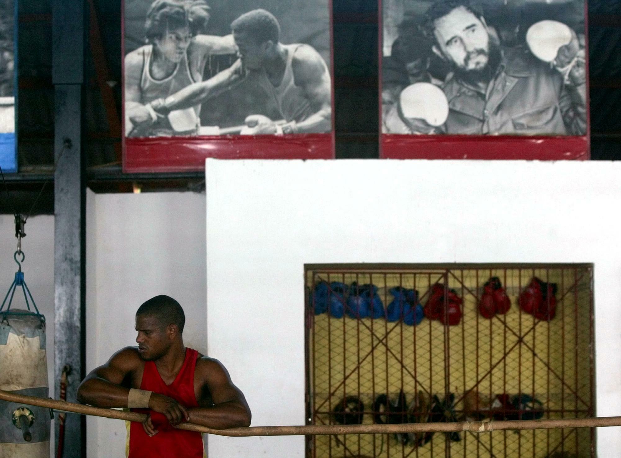 キューバのジムに飾られたステベンソンとカストロの写真