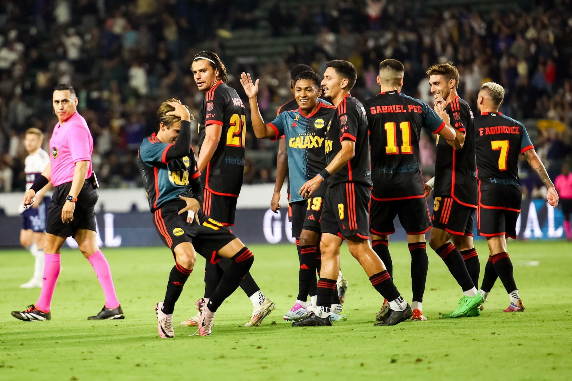 Photo: LA Galaxy　自らゴールを挙げ、歓喜のパフォーマンスを見せるリキ・プッチ