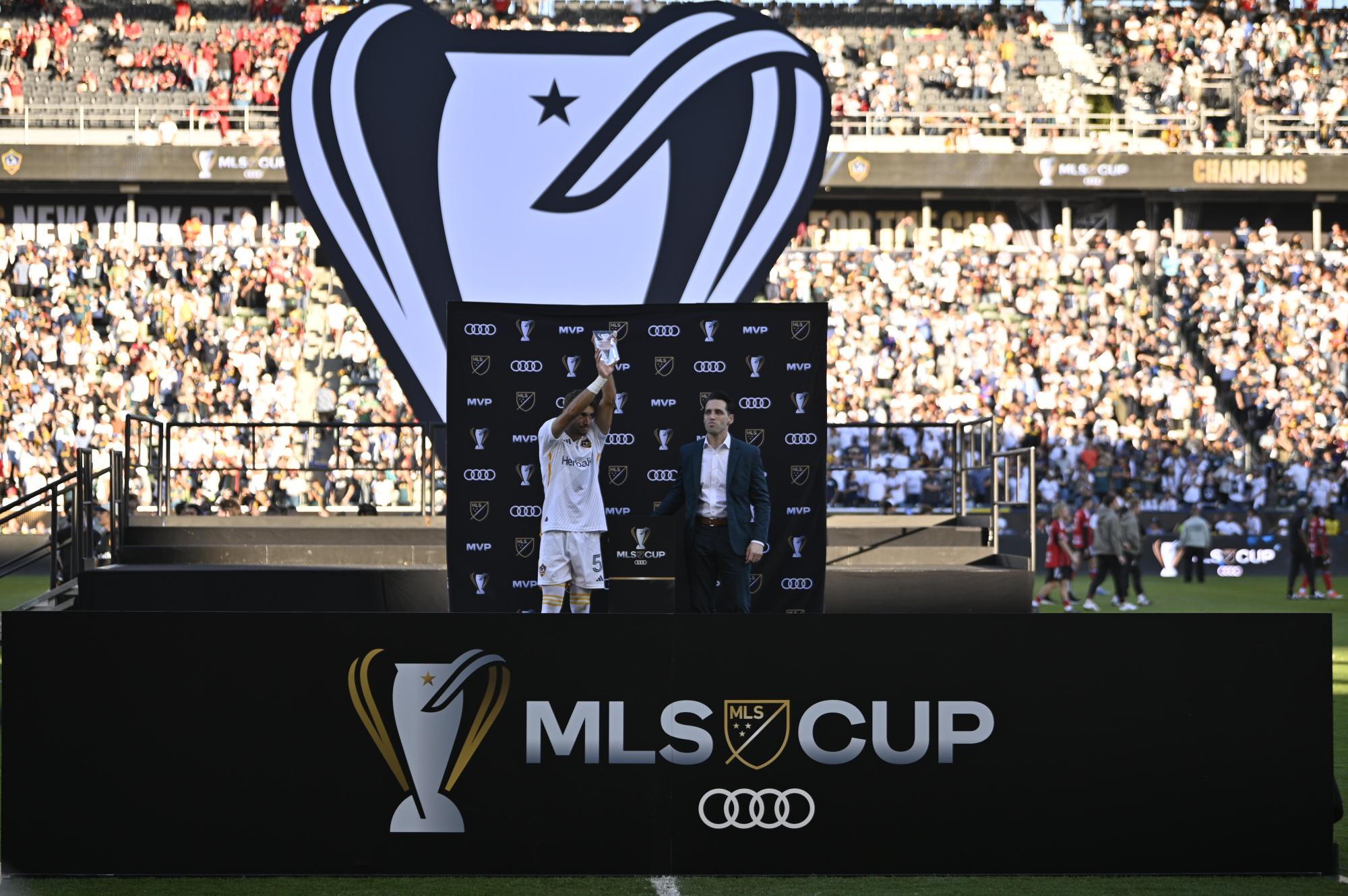 Photo:LA Galaxy  プレイオフのMVPを獲得したガストン・ブルグマン