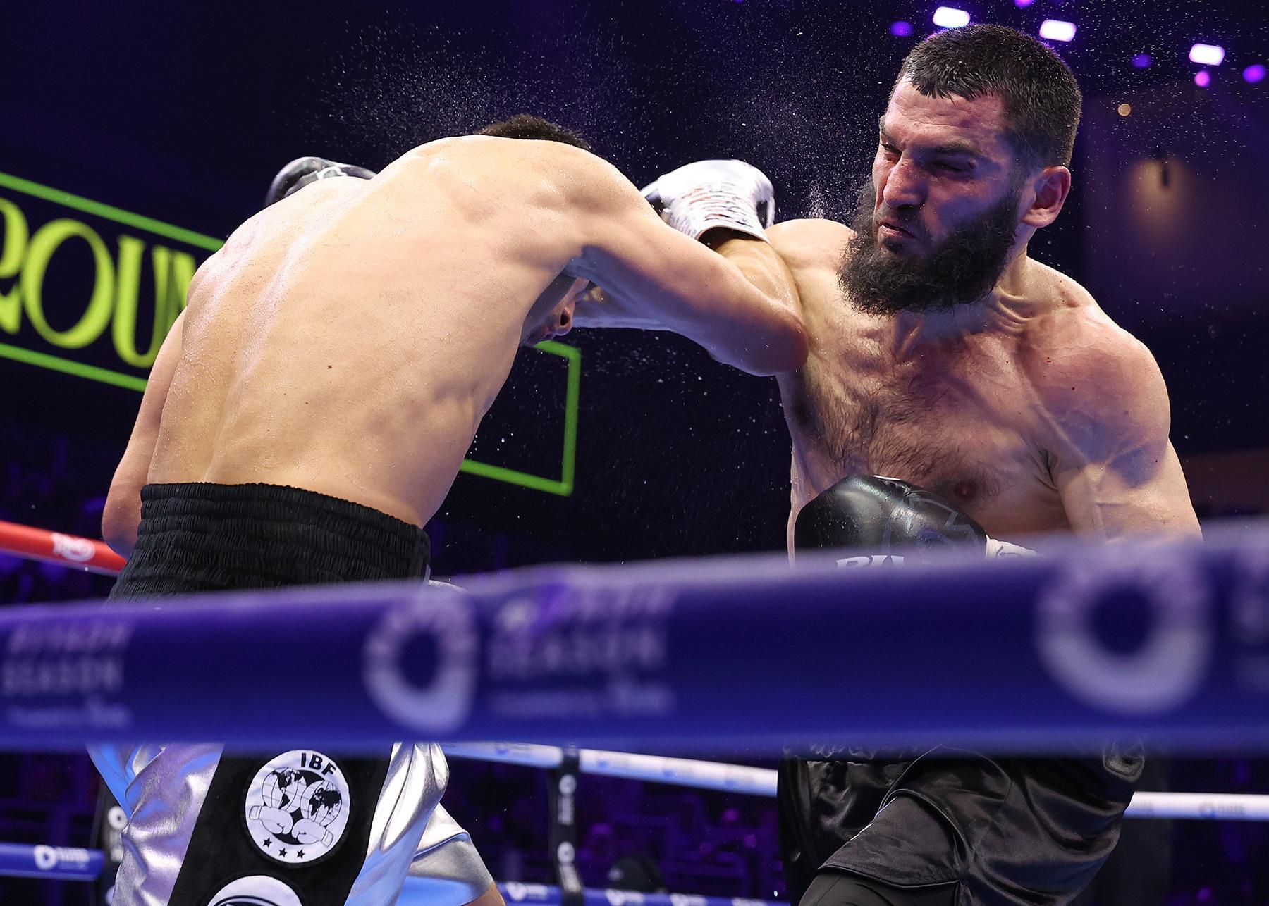 WBC/IBF/WBO統一ライトヘビー級タイトルマッチは第3戦に向かう WBC/IBF/WBO統一ライトヘビー級タイトルマッチは第3戦に向かう