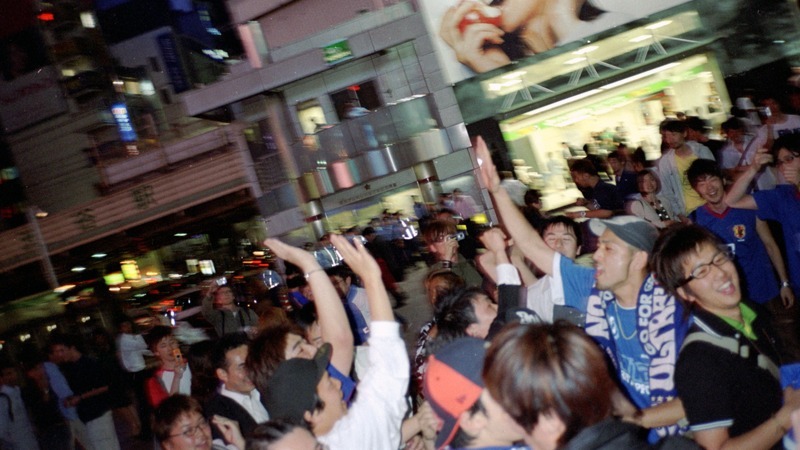 2005年6月8日、サッカー日本代表がW杯出場を決めた直後の渋谷駅前（筆者撮影）