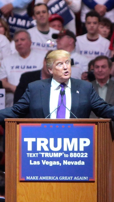 支持者に囲まれるトランプ（'Trump campaigning in Las Vegas, February 2016'／写真：https://www.flickr.com/photos/gageskidmore）。