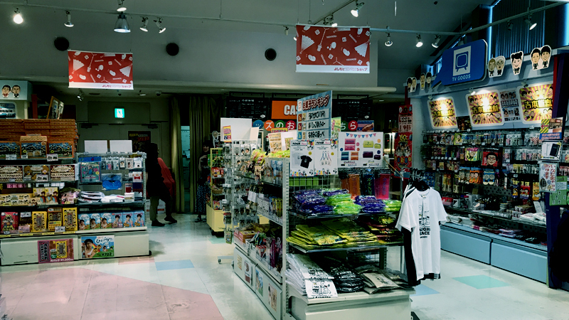 東京・新宿にあるルミネtheよしもとのグッズ売り場（筆者撮影）
