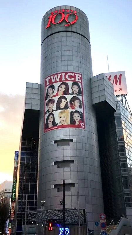 2017年2月14日、デビュー前にもかかわらずSHIBUYA109に掲示されたTWICEの広告（筆者撮影）。