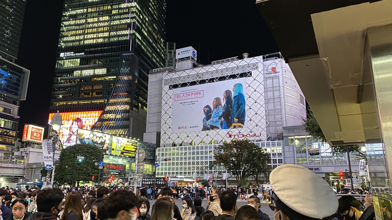 東急東横店にはNetflixのドキュメンタリー『BLACKPINK ～ライトアップ・ザ・スカイ～』の大きな広告が掲示されていた（筆者撮影）。