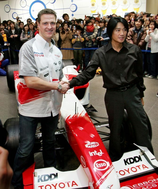 2005年2月27日、F1ドライバーのラルフ・シューマッハ（左）と握手を交わす、トヨタのフォーミュラ・ニッポンチーム監督としての近藤真彦。