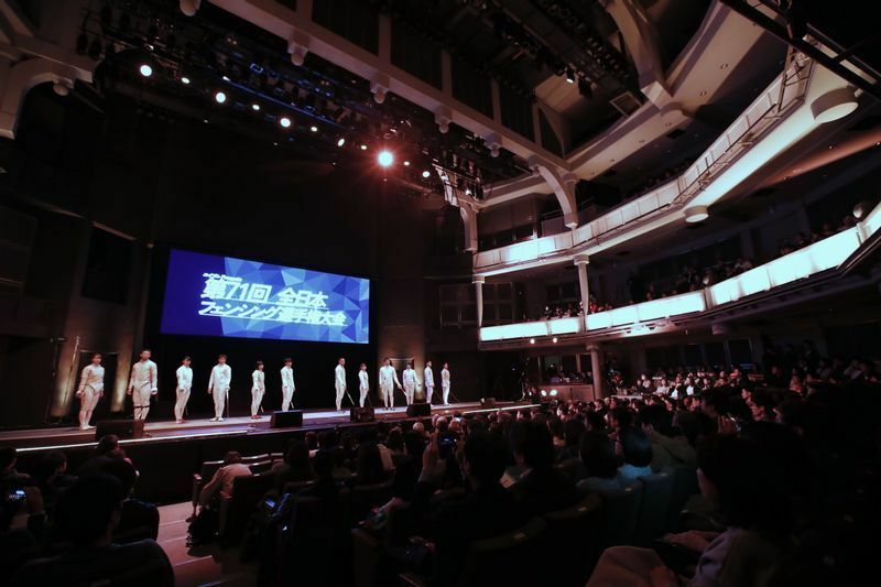 2018年12月9日、フェンシング全日本選手権大会の際の東京グローブ座。イギリスの劇場を模して、日本では珍しい円筒形になっている。設計は磯崎新。