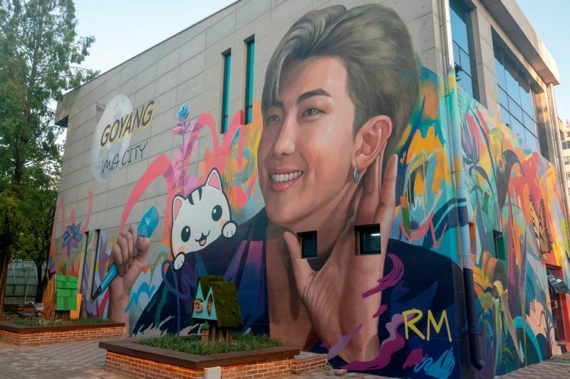 2021年9月12日、韓国・コヤン市の建物に描かれたBTSのリーダー・RMの壁画。彼の誕生日に、RMの出身地であるコヤン市とARMYから贈られたもの。
