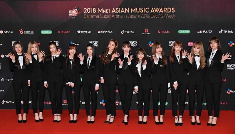 2018年12月12日、さいたまスーパーアリーナで開催されたMAMA (Mnet Asian Music Awards)に出演したIZ*ONE。右から６人目が宮脇咲良、３人目がキム・チェウォン。