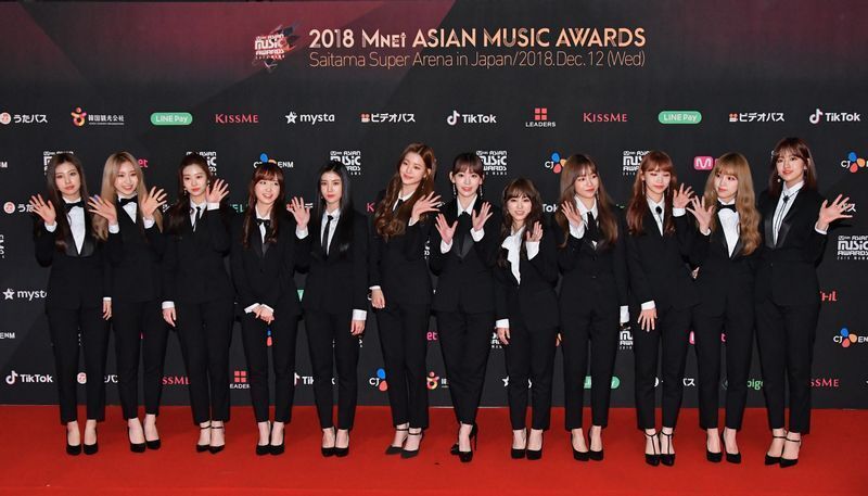 2018年12月12日、さいたまスーパーアリーナで開催されたMAMA (Mnet Asian Music Awards)に出演したIZ*ONE。右から6人目が宮脇咲良、3人目がキム・チェウォン。