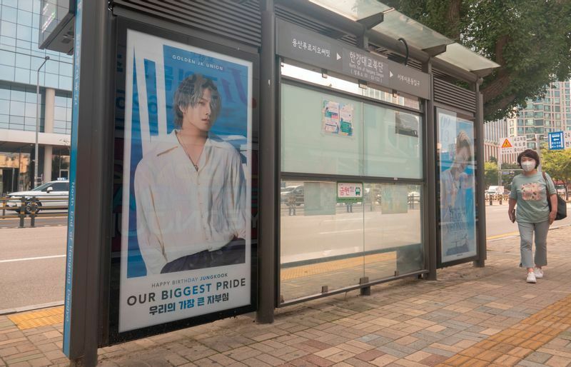 2021年9月11日、韓国・ソウルのバス停に設置されたBTSメンバー・ジョングクの誕生日を祝う掲示。彼の海外ファンの連合が準備したもの。