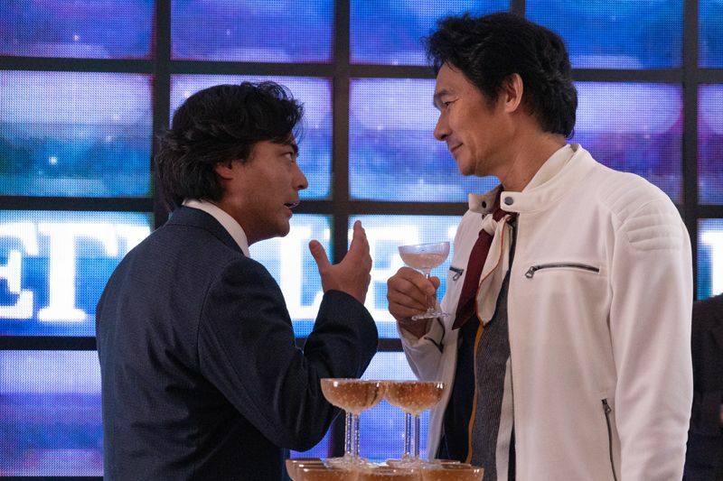 村西とおるは海野晃一（伊原剛志）に衛星放送事業への参入を繰り返し求める（出典：Netflix、撮影：Mio Hirota）。