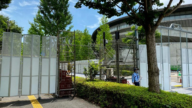 東京体育館の横の道路はフェンスで封鎖されている（2021年7月10日／筆者撮影）。