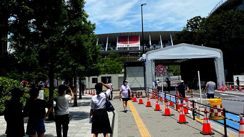 外苑ゲート側から見たオリンピックスタジアム。道路にはテント型のトンネルが設置され、ここで検問を行なうと見られる（2021年7月10日／筆者撮影）。