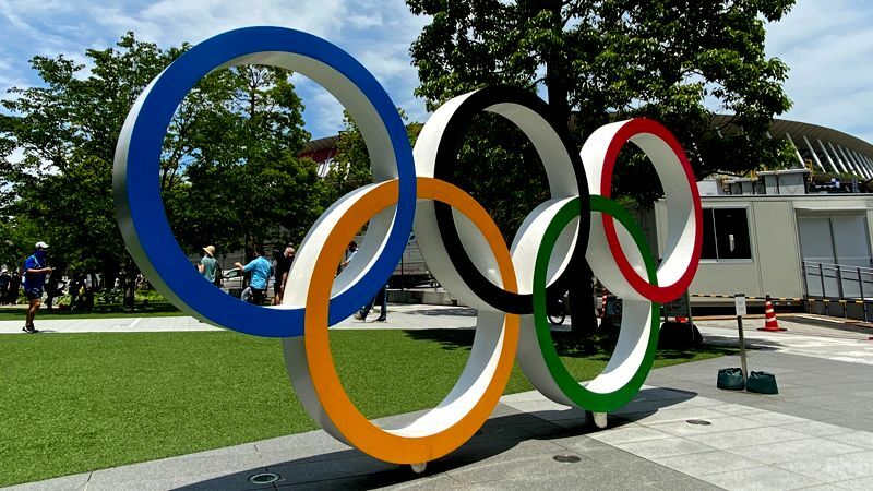 日本オリンピックミュージアムの隣に設置されているオリンピックの巨大シンボルマーク。奥に見えるのがオリンピックスタジアム（2021年7月10日／筆者撮影）。